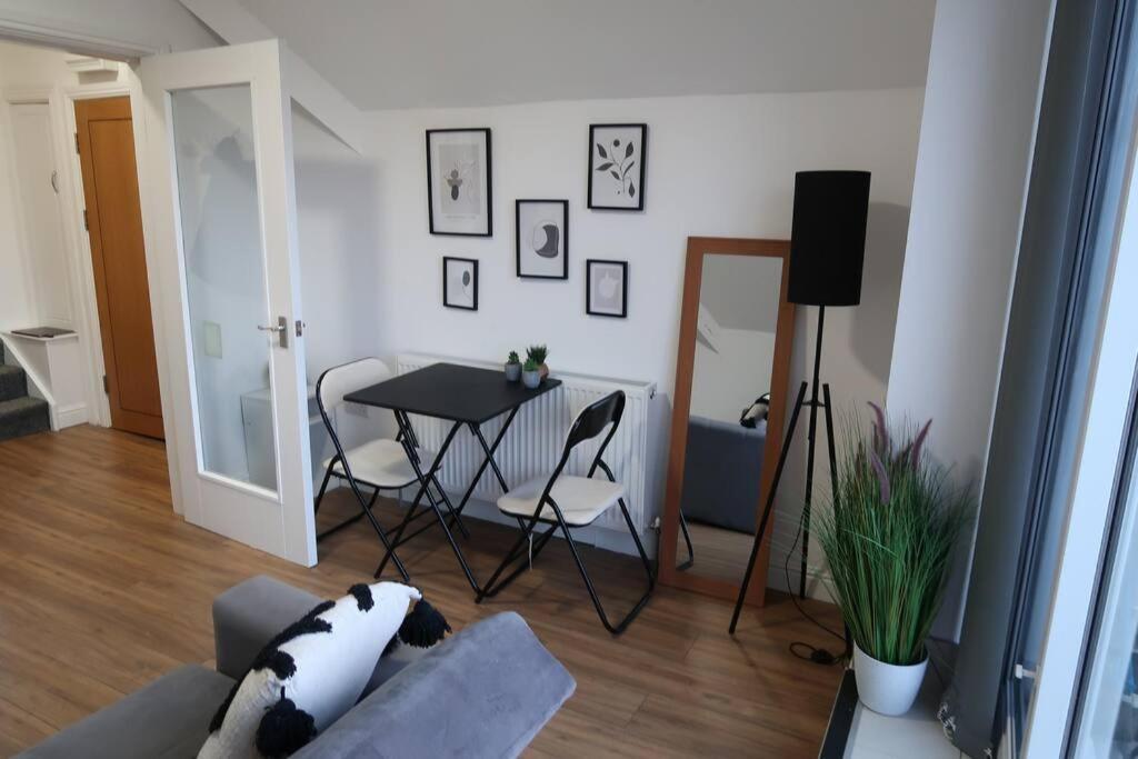 Two-Bedroom Apartment With Scenic Balcony View Shipley  Eksteriør billede